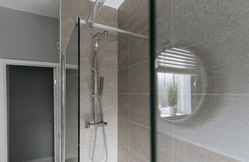 Castleford House | Well Designed Property with Luxe Living