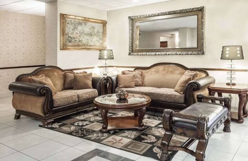Tyler Hotel | Well-Equipped Pet-Friendly Room Nearby Local Fun! Explore Tyler Rose Garden!