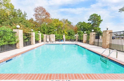 Tyler Hotel | Well-Equipped Pet-Friendly Room Nearby Local Fun! Explore Tyler Rose Garden!