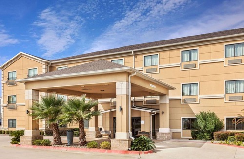 Tyler Hotel | Well-Equipped Pet-Friendly Room Nearby Local Fun! Explore Tyler Rose Garden!