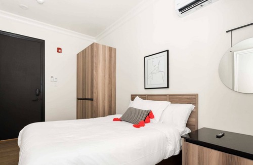 Latin Quarter Apartment | Well-equipped room in Quartier des Spectacles
