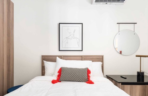 Latin Quarter Apartment | Well-equipped room in Quartier des Spectacles
