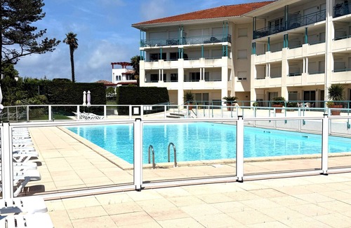 Ciboure Apartment | Well-equipped studio facing the golf course, with swimming pool and parking space