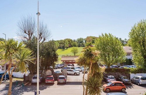 Ciboure Apartment | Well-equipped studio facing the golf course, with swimming pool and parking space