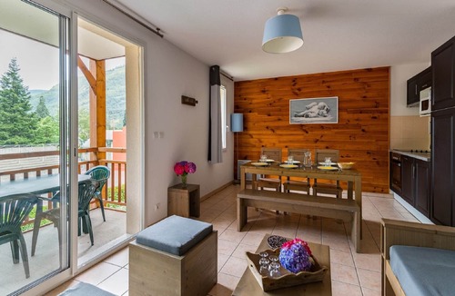 Saint-Mamet Apartment | Well-kept apartment with thermal baths