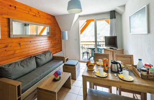 Saint-Mamet Apartment | Well-kept apartment with thermal baths