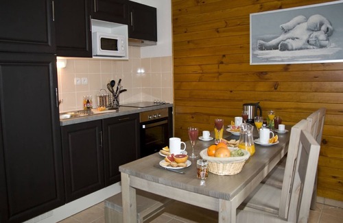 Saint-Mamet Apartment | Well-kept apartment with thermal baths