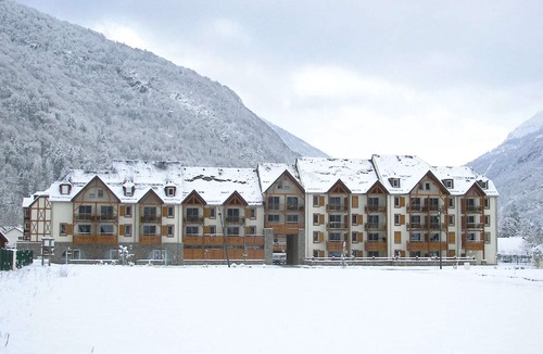 Saint-Mamet Apartment | Well-kept apartment with thermal baths