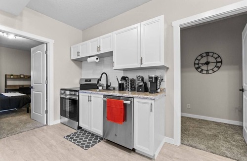 West Central Apartment | Well-Located 2BR Downtown Apartment | Central Stay
