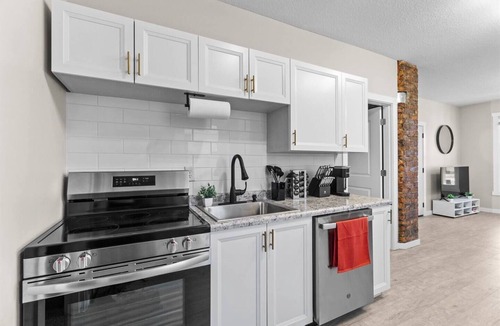 West Central Apartment | Well-Located 2BR Downtown Apartment | Central Stay