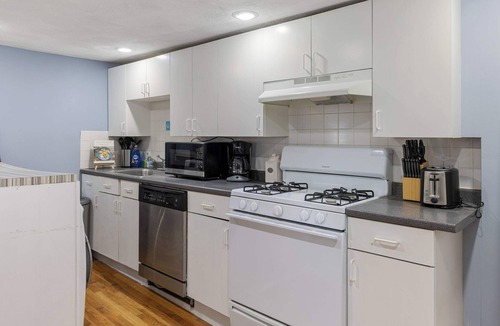 East Cambridge Apartment | Well Located 3 Bed, 1 Bath in Kendall Sq
