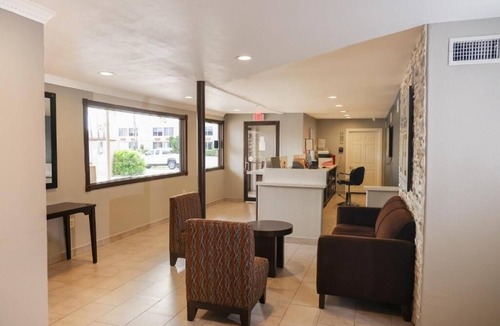 McAllen Hotel | Well-Located Unit Close To Downtown - Pets Welcome, Pool, And Free Parking