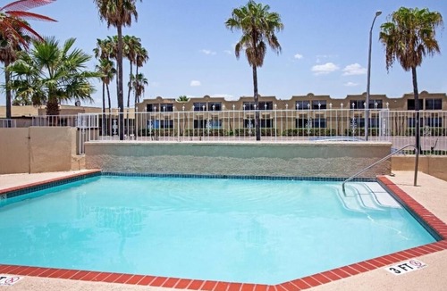 McAllen Hotel | Well-Located Unit Close To Downtown - Pets Welcome, Pool, And Free Parking