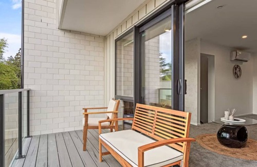 Mount Albert House | Well-styled Vibrant 2 Bed Home