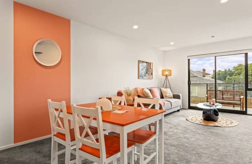 Mount Albert House | Well-styled Vibrant 2 Bed Home