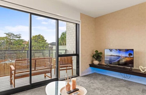 Mount Albert House | Well-styled Vibrant 2 Bed Home