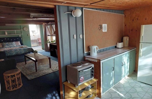 Port Noarlunga South Cottage | Wellbeing Courtyard Beachside Retreat