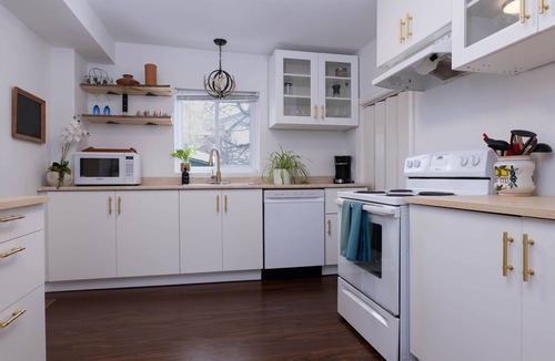 Wellington House | Wellington PEC Cottage - Walk to Beach and Downtown| Near Sa