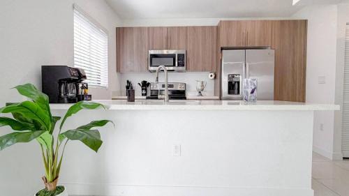 Florida City House | Wellness Club Yoga & Cold Plunge Near Everglades
