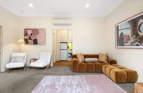 Kew East Apartment | Wellness Escape: 1-Bed Home + Studio & Sauna