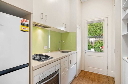 Kew East Apartment | Wellness Escape: 1-Bed Home + Studio & Sauna