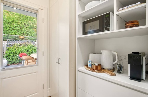 Kew East Apartment | Wellness Escape: 1-Bed Home + Studio & Sauna