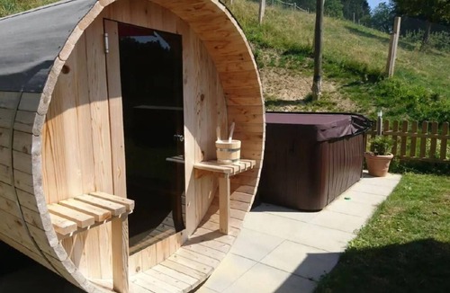 Rueggisberg Apartment | Wellness Oase mit Whirlpool und Sauna