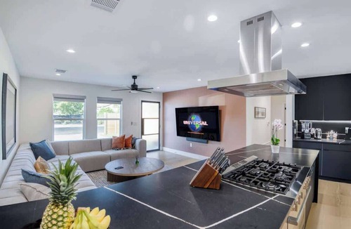 Windsor Park House | Wellness Retreat 5BR Villa w/Pool, Sauna, hot tub