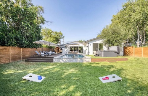 Windsor Park House | Wellness Retreat 5BR Villa w/Pool, Sauna, hot tub