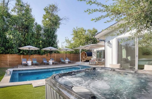 Windsor Park House | Wellness Retreat 5BR Villa w/Pool, Sauna, hot tub