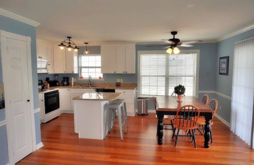 Surfside Beach House | Wells On 7th 4 Bedroom Home by RedAwning