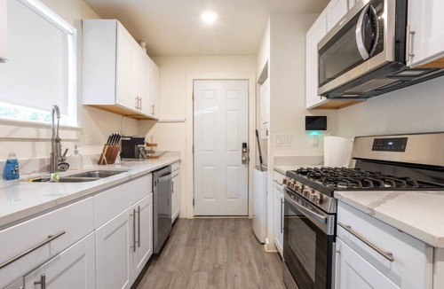 Kessler Apartment | WeLoveBishopArts! King Bed|2nd Floor