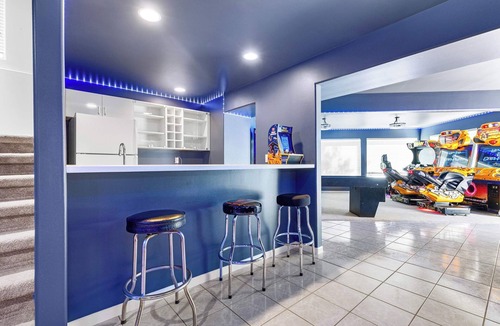 Rockford House | Wembley Place Estate/Indoor Pool/Hot Tub/Game Room