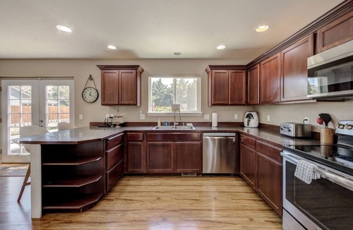 Monitor House | Wenatchee Stay w/Pool & Hot Tub