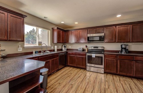 Monitor House | Wenatchee Stay w/Pool & Hot Tub