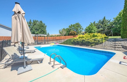 Monitor House | Wenatchee Stay w/Pool & Hot Tub