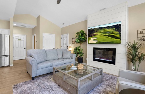 Camdenton House | We’re #1 - Tee Box! Charming Cottage nestled in the heart of Old Kinderhook!