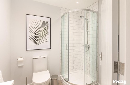 Reading Apartment | Wesley Gate Apartments - Building 4, by Hostly