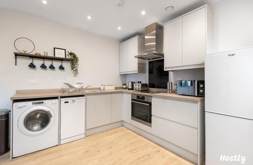 Reading Apartment | Wesley Gate Apartments - Building 4, by Hostly