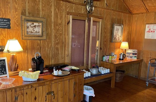 Bandera House | West 1077 Guest Ranch - Hackberry Room 8