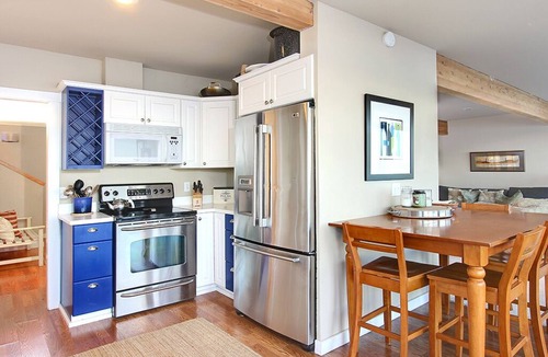 Oak Harbor House | West Beach House - low bank waterfront, with 1 GB WIFI, WFH - NEW hot tub!