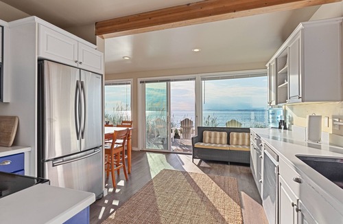 Oak Harbor House | West Beach House - low bank waterfront, with 1 GB WIFI, WFH - NEW hot tub!