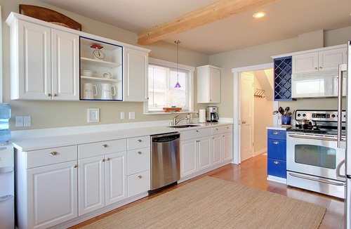 Oak Harbor House | West Beach House - low bank waterfront, with 1 GB WIFI, WFH - NEW hot tub!