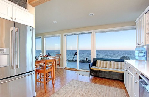 Oak Harbor House | West Beach House - low bank waterfront, with 1 GB WIFI, WFH - NEW hot tub!