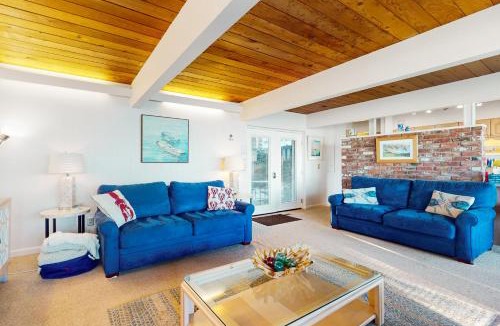 Oak Harbor Apartment | West Beach Retreat