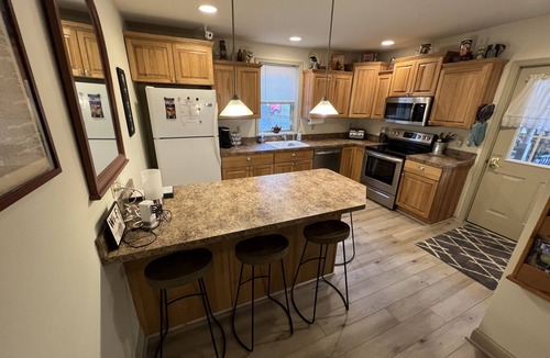 Ashfield House | West Broadway with private parking!