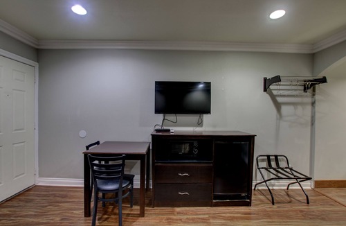 Santa Ana House | West Coast Inn - Near Gem Theatre