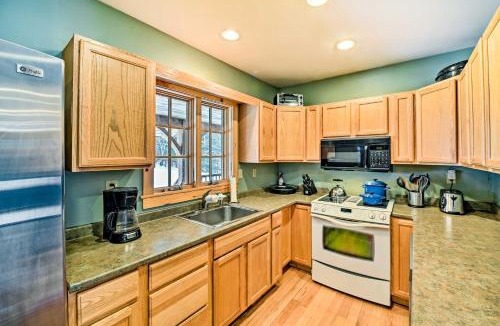West Dover House | West Dover Home w/Deck ~ 2 Mi to Mount Snow!