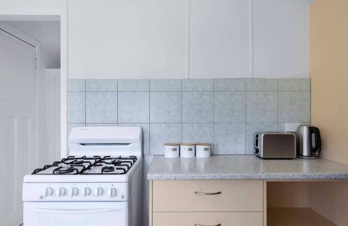 West End House | West end Charm 5 bed, 3km to CBD