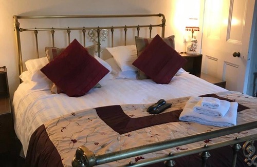 Esher Bed & Breakfast | West End Lodge